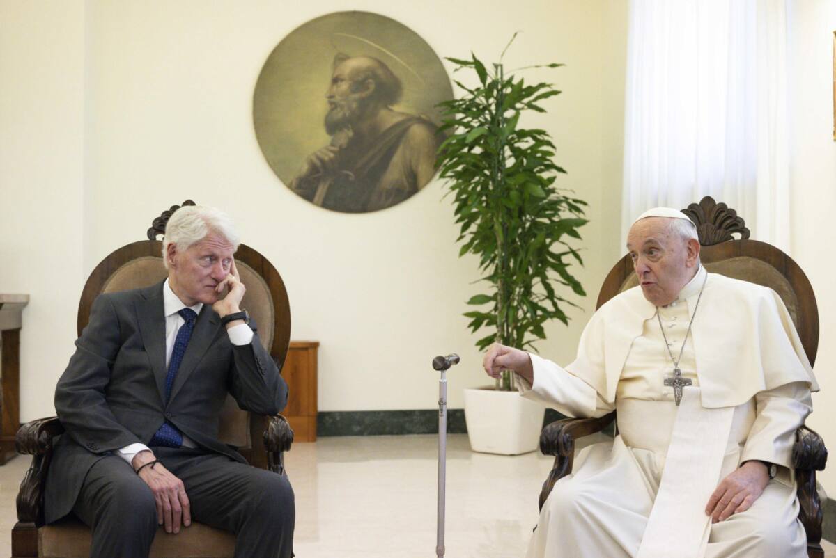 Bill Clinton con el Papa Francisco en el Vaticano. Foto: EFE.