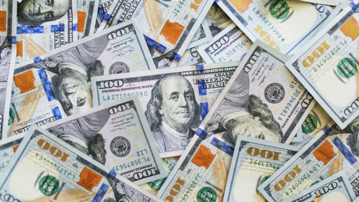 Billetes de 100 dólares. Foto: Unsplash.