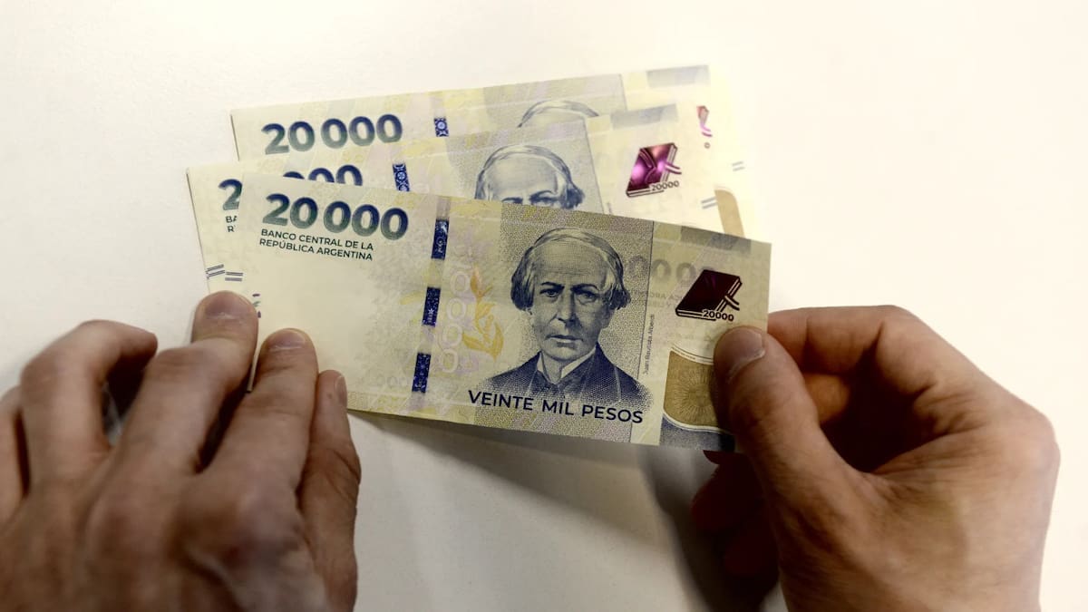 ¿Qué hay que hacer si el cajero automático da un billete manchado? Foto: NA/Damian Dopacio.