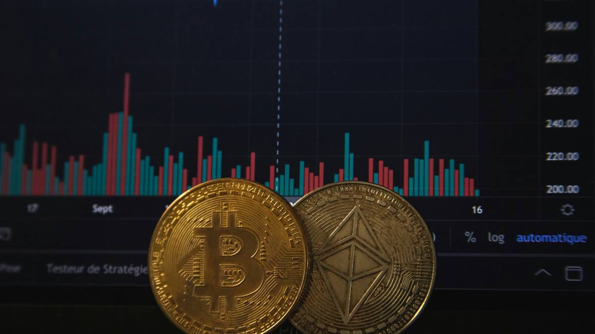 Bitcoin en baja: las dos fuerzas clave que explican por qué caen las criptomonedas y sube la plata