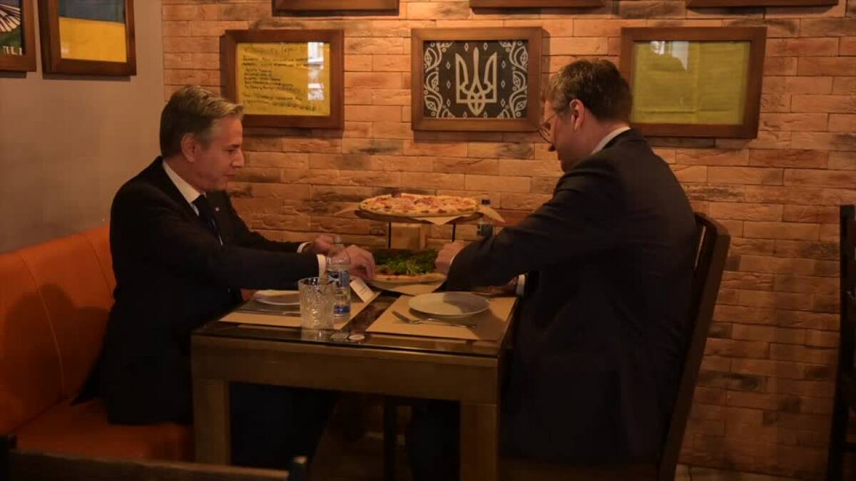 Blinken y Kuleba comiendo una pizza. Foto: Reuters.