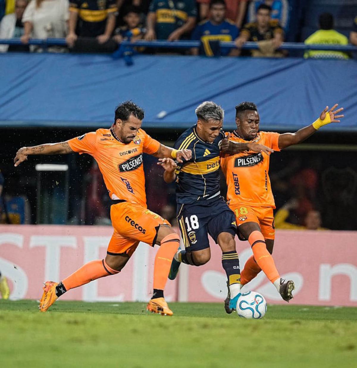NOTICIAS ARGENTINAS BAIRES, ABRIL 14: Boca derrota por 1-0 al Barcelona de Ecuador al final del primer tiempo del partido que disputan esta noche, en La Bombonera, por la segunda fecha del grupo D de la Copa Libertadores 2026.
En una primera etapa que casi no tuvo situaciones de riesgo, el gol llegó a los 38 minutos, con un buen cabezazo dentro del área rival del defensor Lautaro Di Lollo. FOTO: @BocaJrsOficial