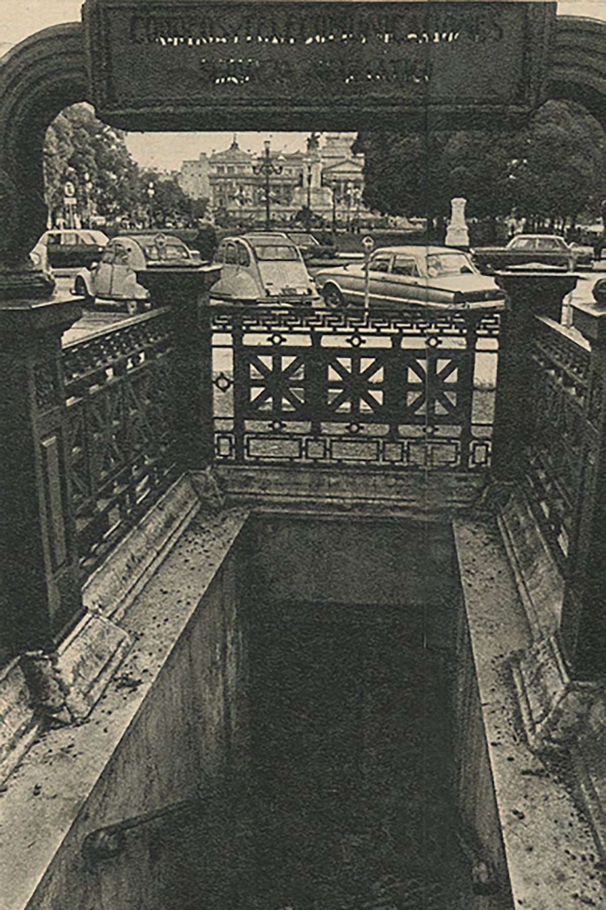 Boca por las que “respiraba” el túnel a fines de los 40. Foto: Revista Siete Días
