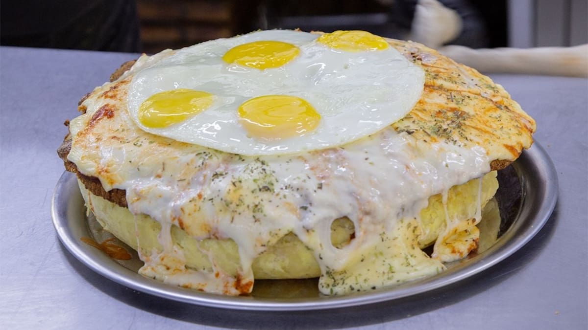 Bueno, bonito y barato: el bodegón de CABA que es furor por su tortimila y se come muy bien por menos de $60.000