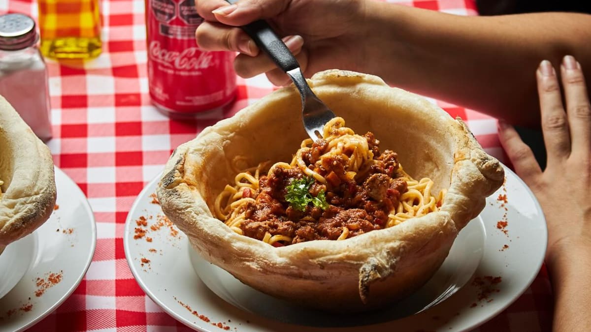 Un bodegón brilla por servir las pastas en un volcán de masa de pizza: dónde queda