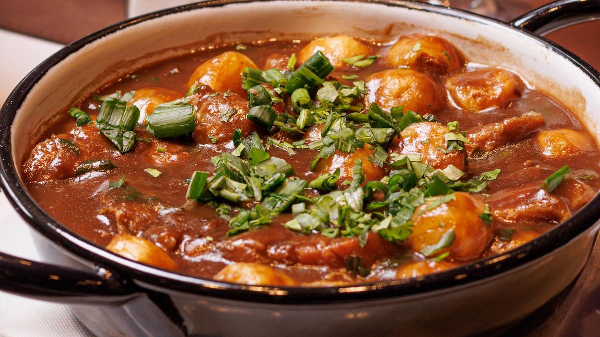 Ni turistas ni hinchas se lo pierden: el bodegón top de Puerto Madero que combina fútbol, tradición y platos abundantes
