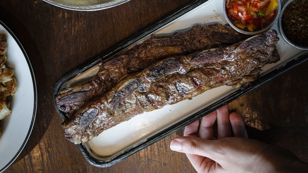 Costillar de 800 gramos, bife de casi medio kilo y milanesas gigantes: el bodegón de Palermo que conquista paladares