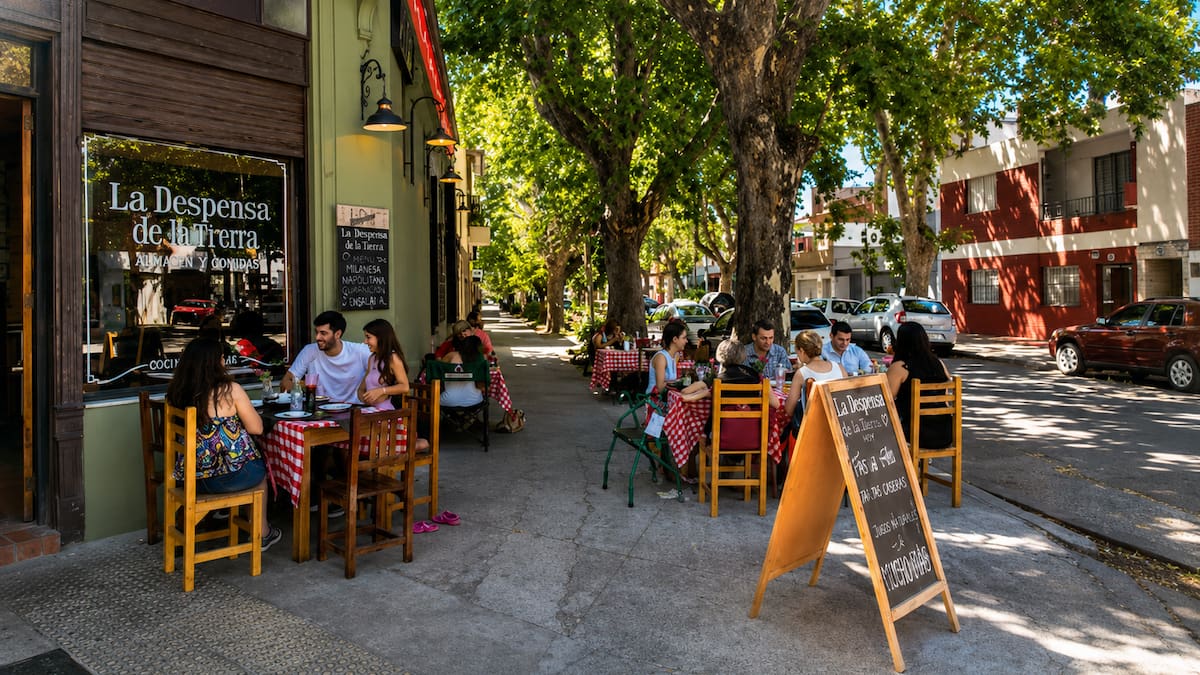 El bodegón de una esquina de 1920 en Devoto que explotó por su flan premiado y un “baile” de polenta con osobuco