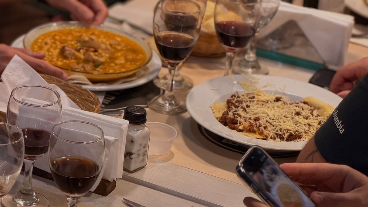 La historia de los bodegones porteños: el ritual de Buenos Aires que se sirve en platos abundantes