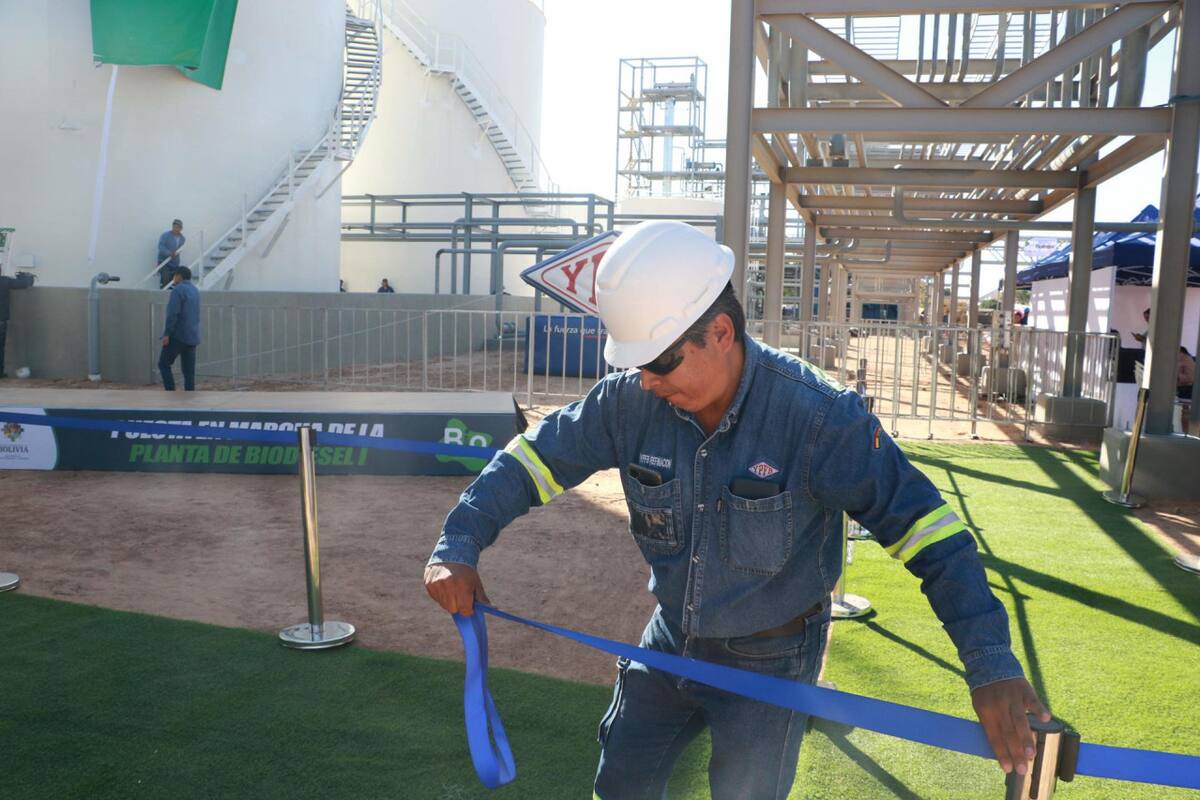 Bolivia inaugura una planta de producción de biodiésel. Foto: EFE.