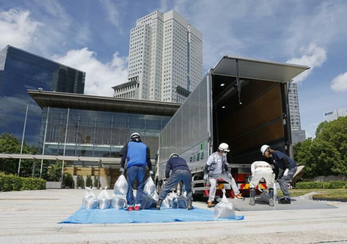 Bolsa de tierra enviada de Fukushima a Tokio para reciclaje.
