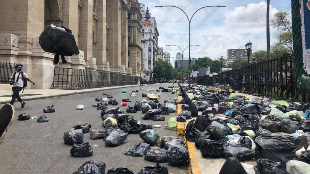 Bolsas en tribunales en marcha liberación de Milagro Sala. Foto: Twitter.