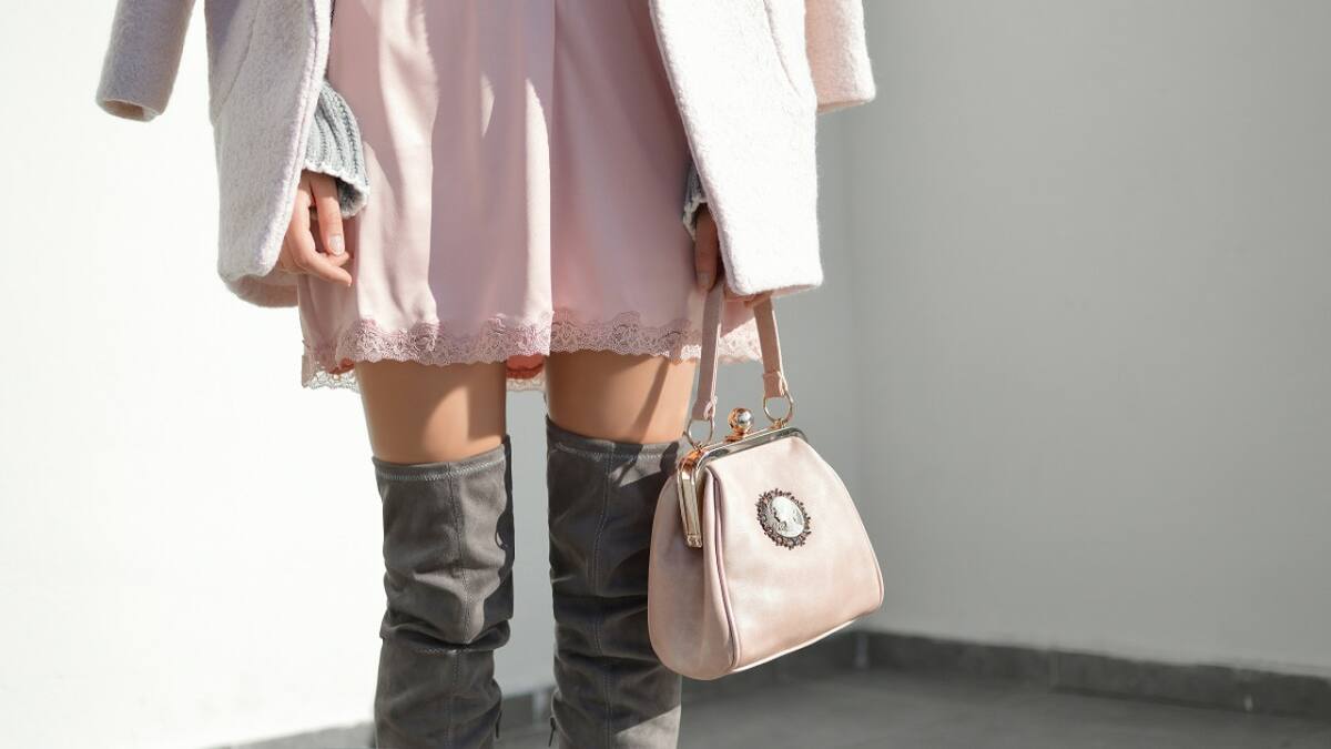 Bolsos pequeños; moda; tendencia. Foto: Unsplash.