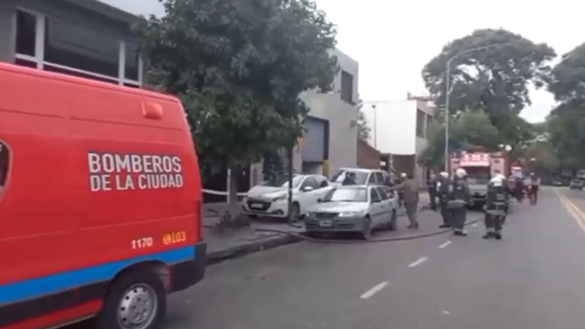 Bomberos de la Ciudad de Buenos Aires trabajando en las inmediaciones del frigorífico. Foto: Captura de video.