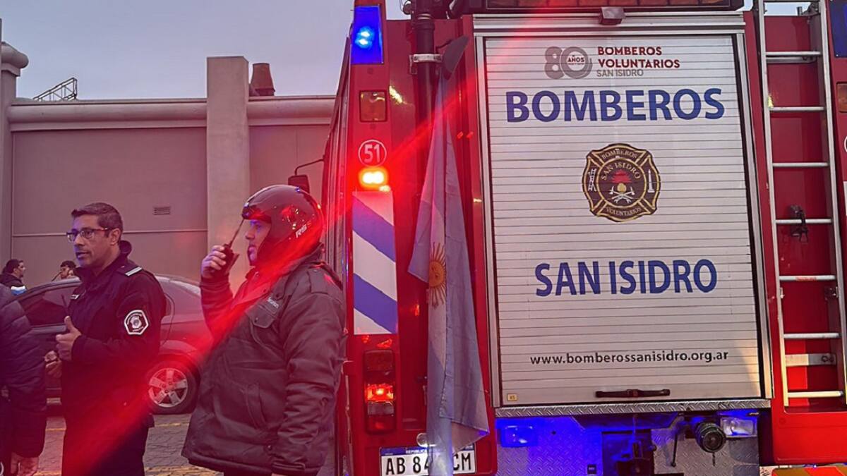 Bomberos en el Unicenter. Foto: X