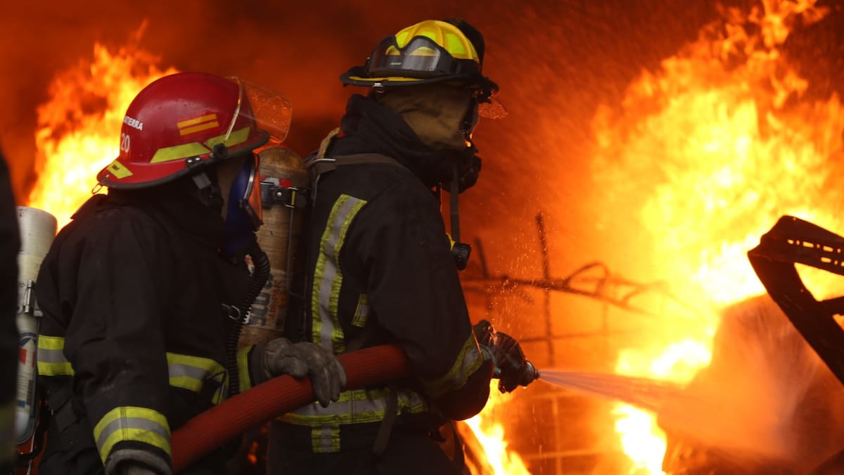 Se le incendió la casa prefabricada, el seguro rechazó la cobertura y la Justicia ordenó una indemnización millonaria