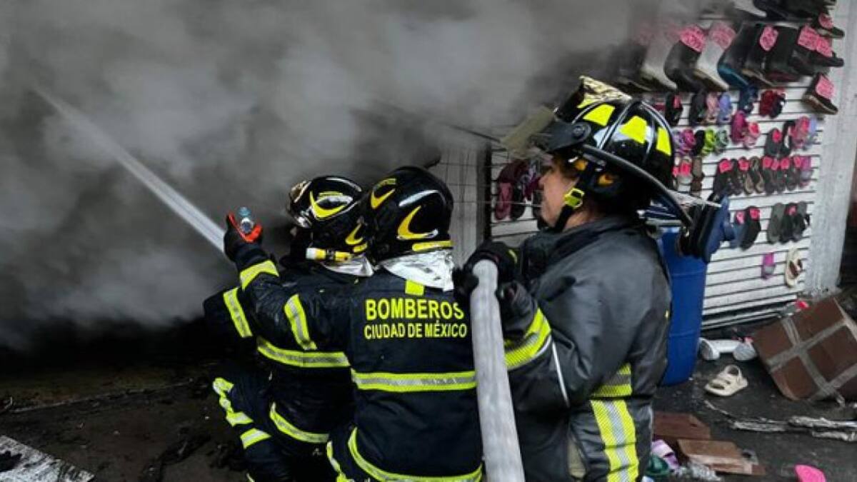 Bomberos trabajando en el incendio del comercio en el centro de Ciudad de México. Foto: Twitter.