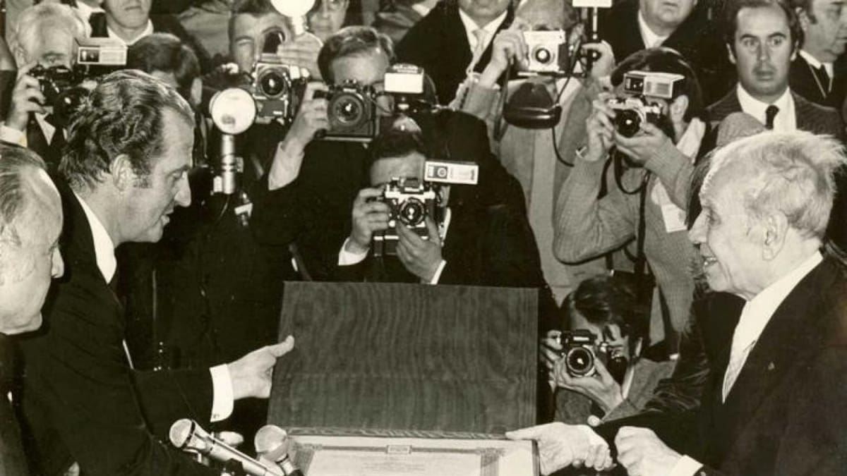 Borges recibiendo el premio Cervantes