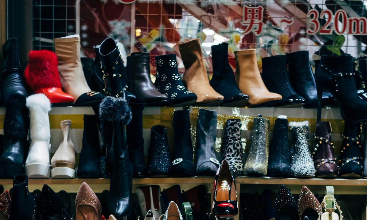 Botas, zapatos, calzado, zapatería. Foto: Pexels.