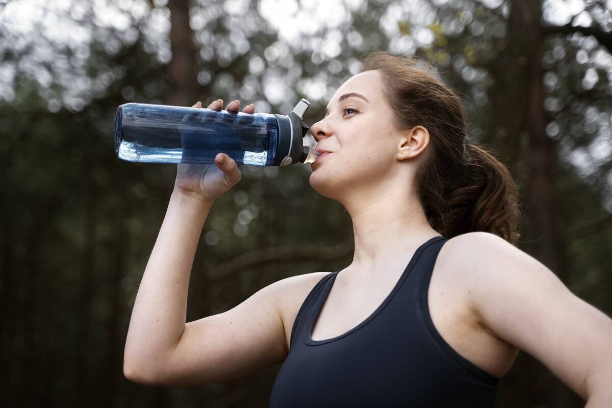 Botellas de agua reutilizables. Foto: Freepik