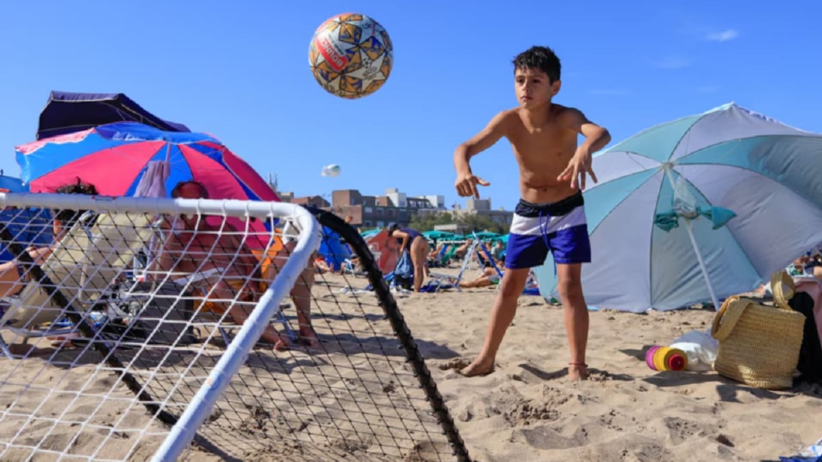 Ni fútbol-tenis ni tejo: el nuevo juego de verano que combina la destreza del fútbol y la dinámica del vóley en la playa