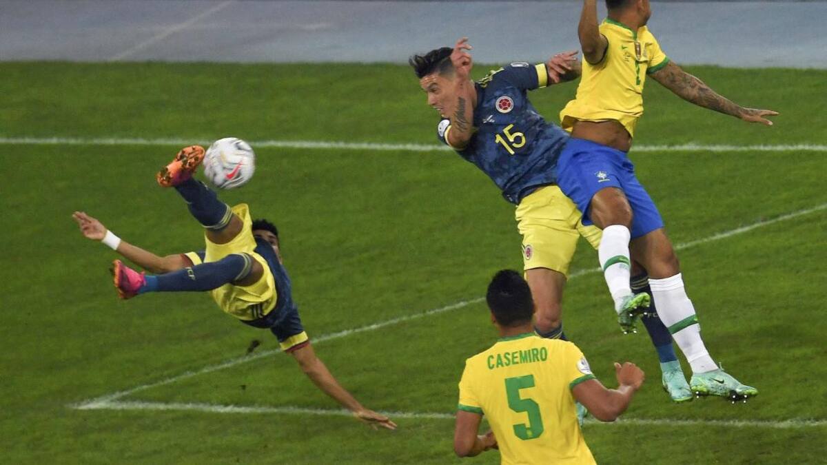 Pitana fue el protagonista del polémico triunfo de Brasil ante Colombia y las redes estallaron en su contra