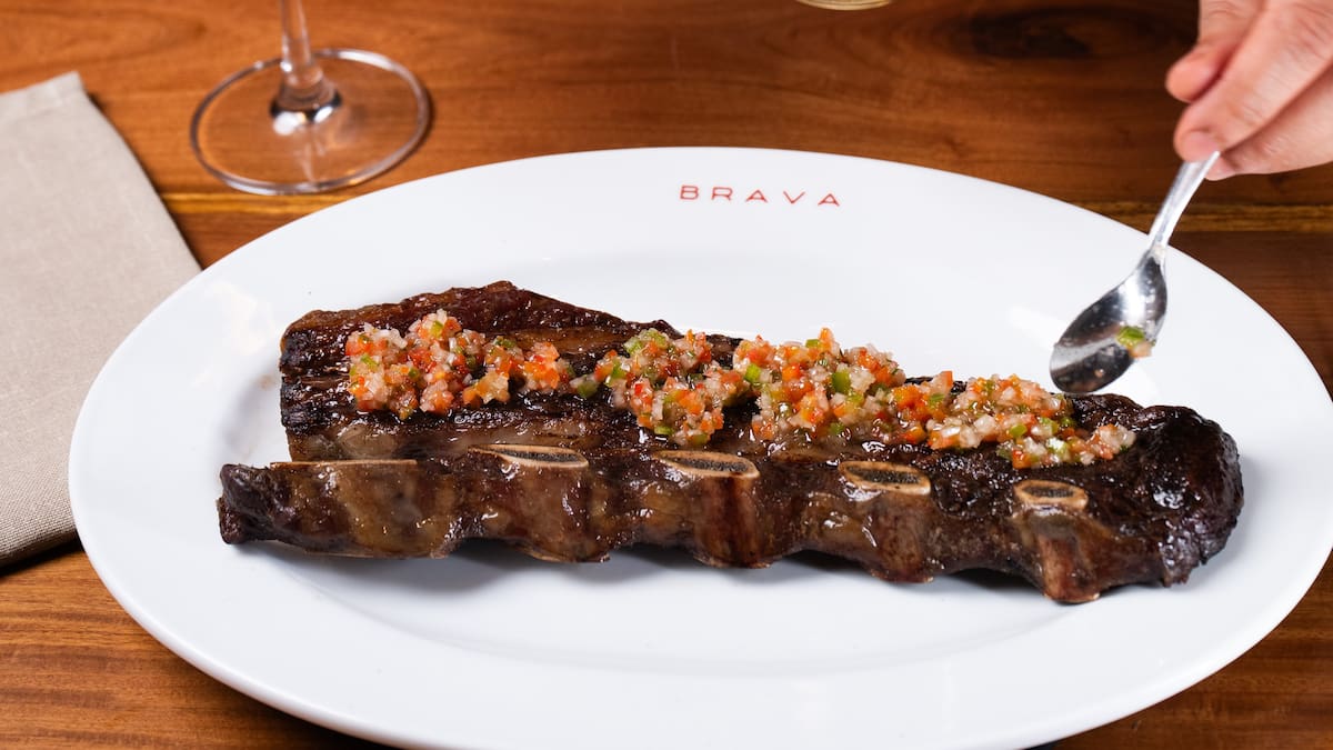 El nuevo restaurante de carnes en Belgrano que ofrece un menú completo por $35.000: incluye entrada, cortes premium, vino y postre