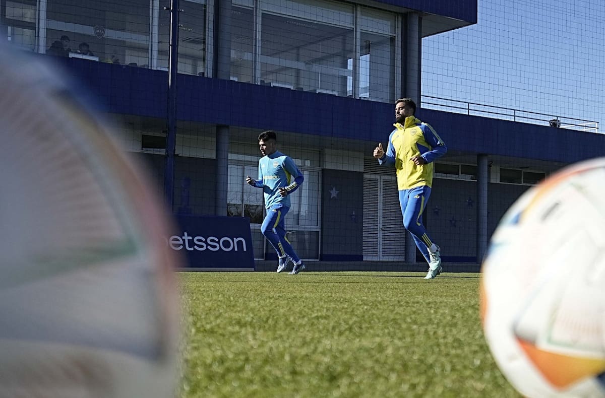 Brian Aguirre y Milton Giménez. Foto: X @BocaJrsOficial.