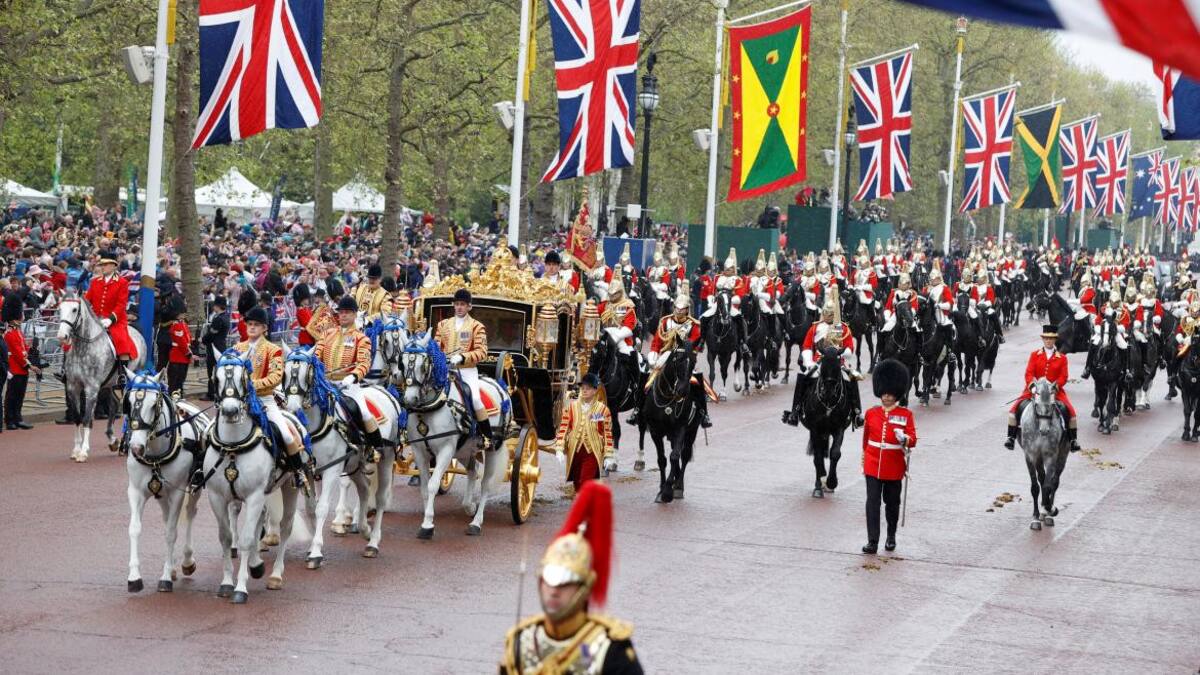 Británicos y turistas en la coronación de Carlos III. Foto: REUTERS.