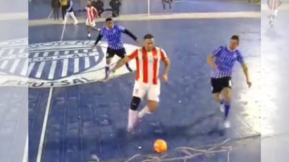 Brutal codazo en un partido de futsal en Mendoza. Foto: Captura de video.