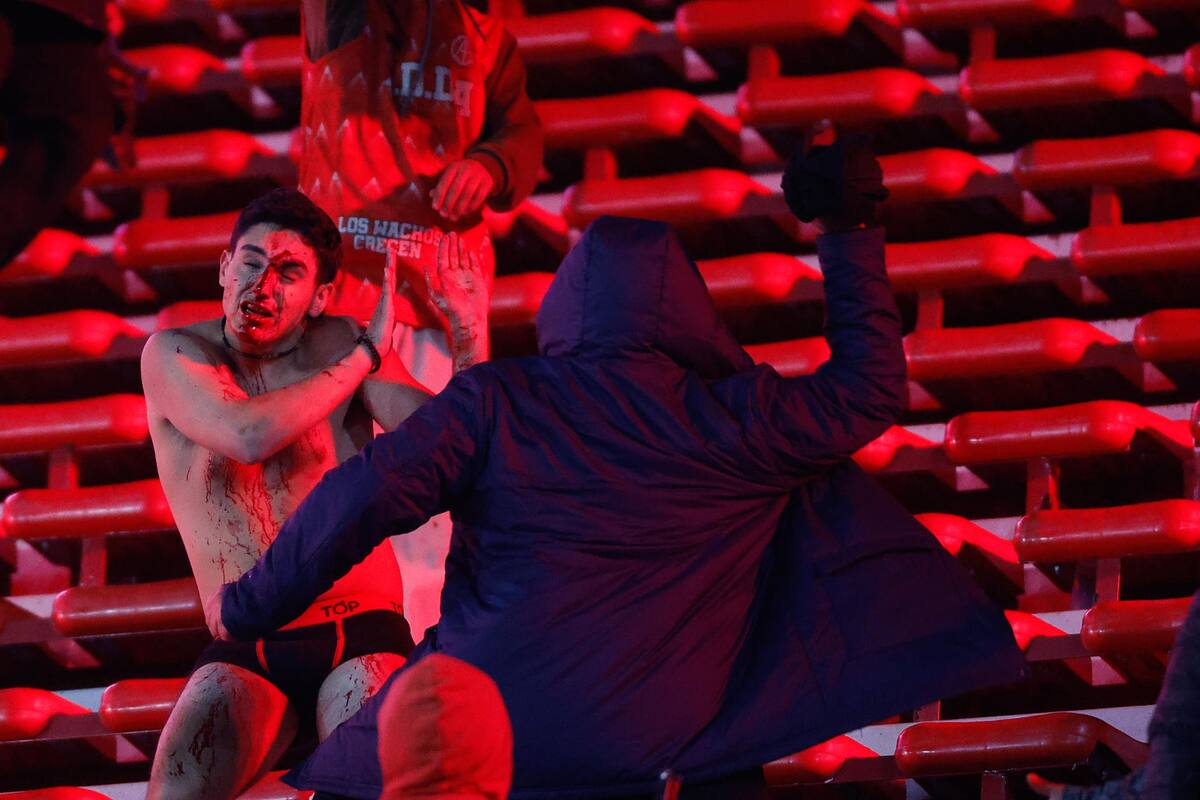 Brutal violencia entre hinchas de Independiente y la U de Chile.