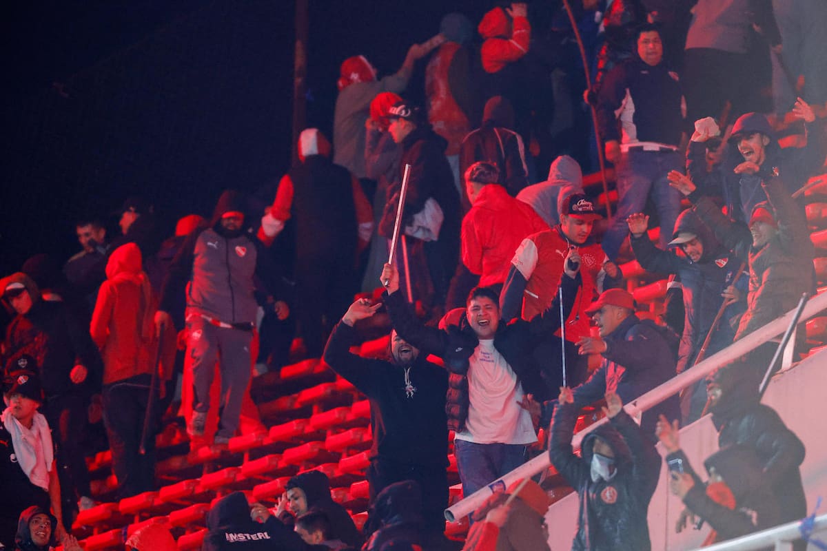 Brutal violencia entre hinchas de Independiente y la U de Chile.