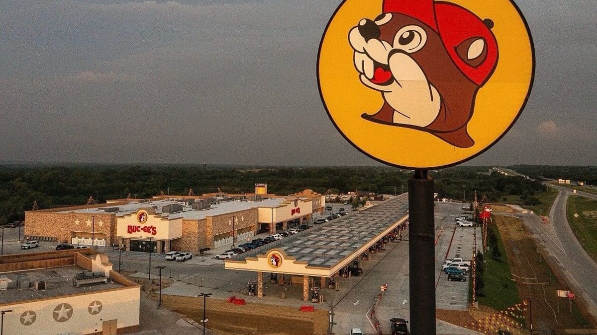 Buc-ee's tiene 120 surtidores de combustible y una curiosa prohibición para los camioneros.