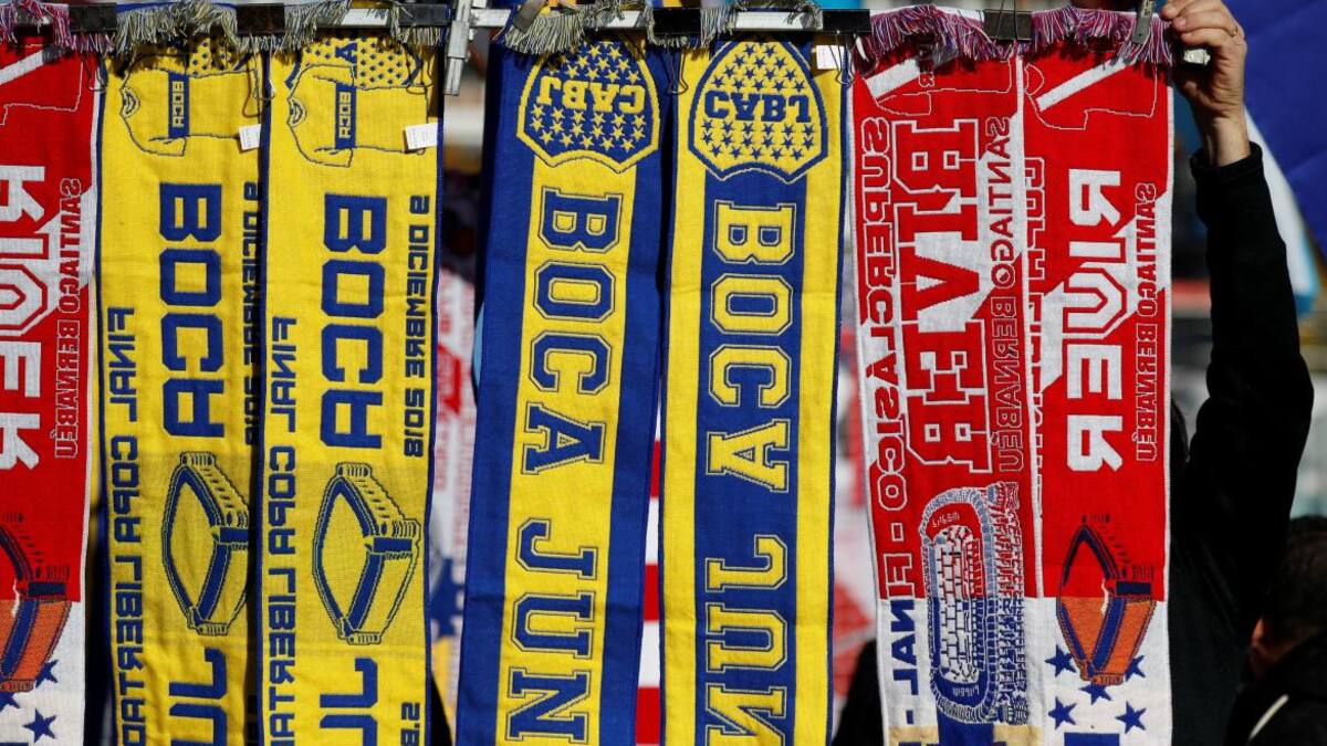 Bufandas de Boca y River en la Superfinal en Madrid (Reuters)