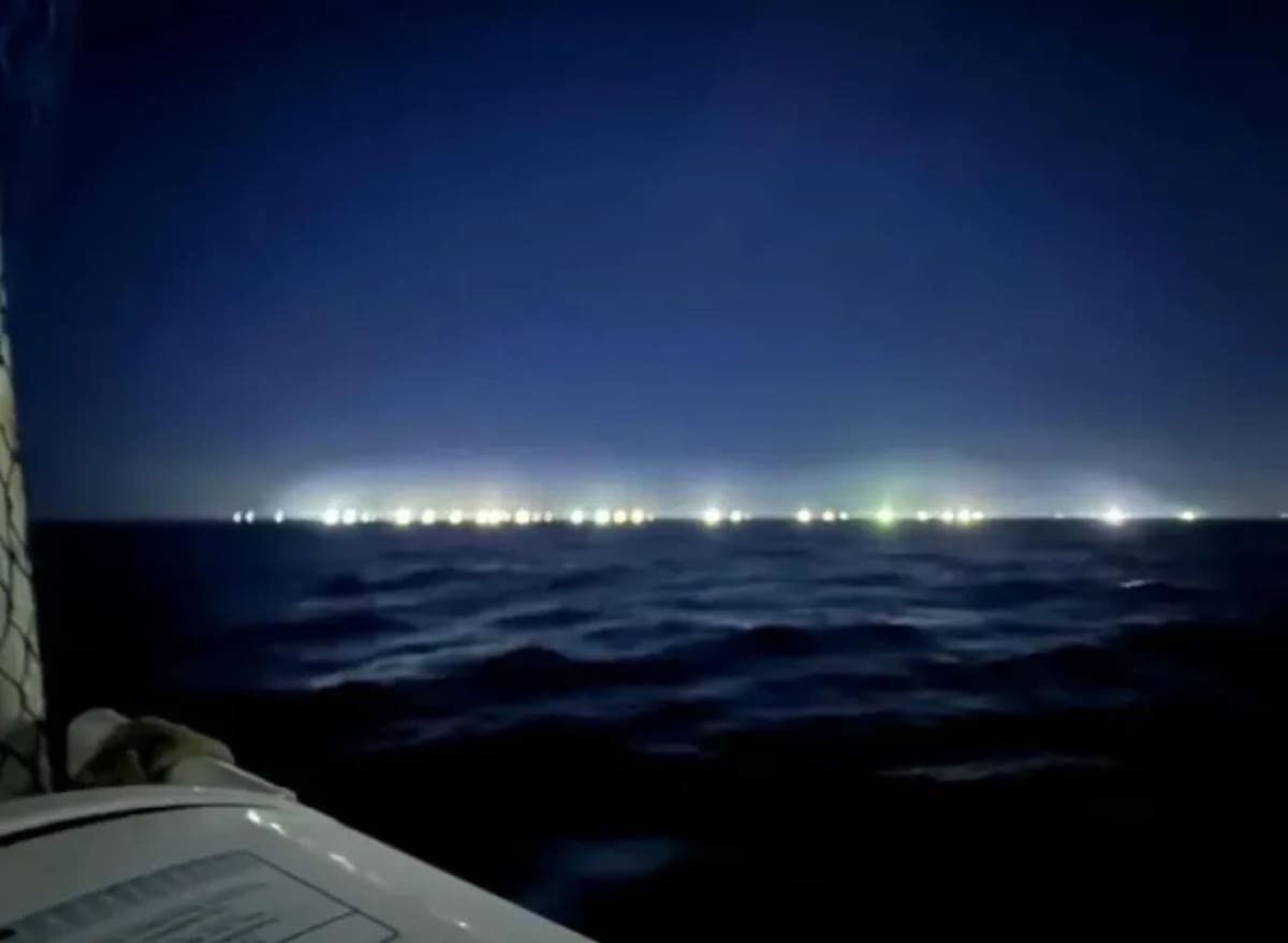 Buques chinos en la Zona Económica Exclusiva de Argentina. Foto: Pescare.