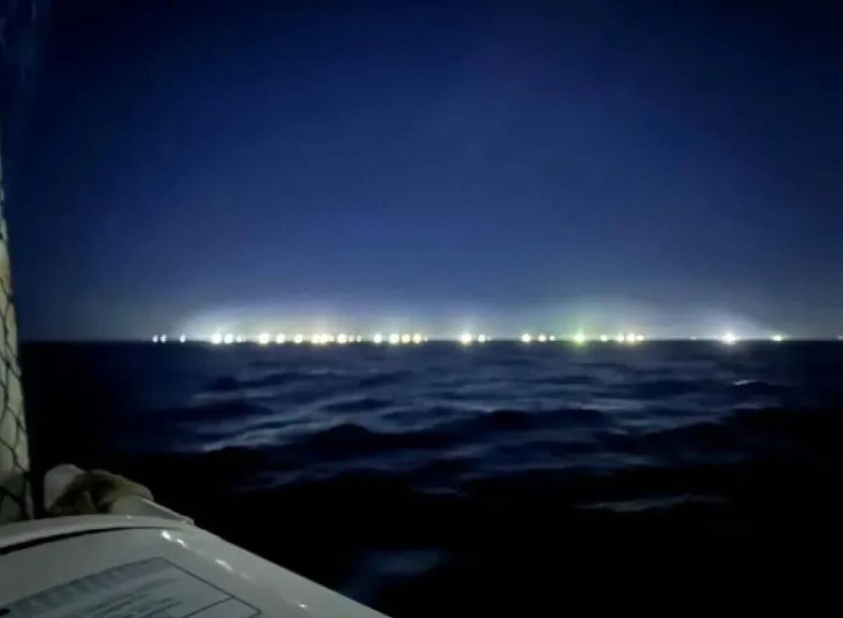 Buques chinos en la Zona Económica Exclusiva de Argentina. Foto: Pescare.