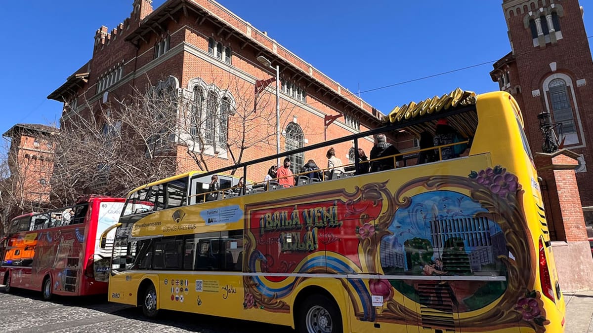 Bus turístico amarillo, Ciudad de Buenos Aires.