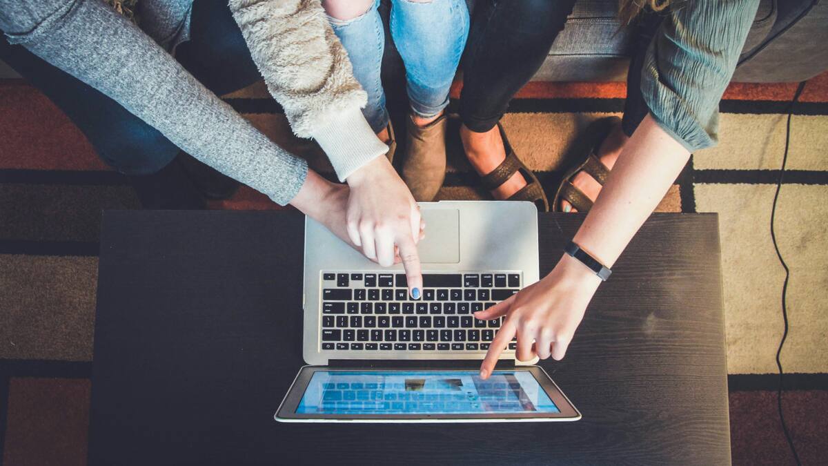 Búsqueda en Internet, computadora. Foto: Unsplash