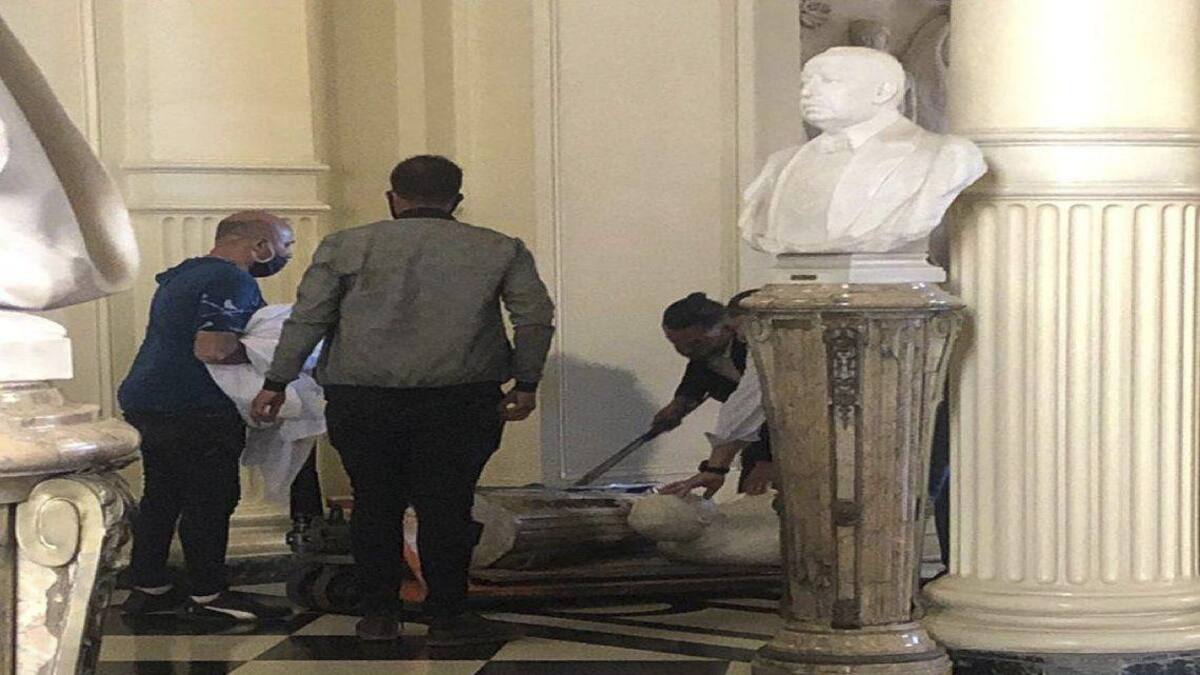 busto de Yrigoyen cayó al piso y sufrió roturas