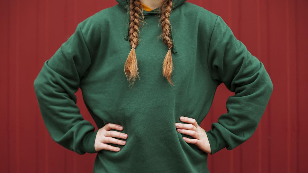 La nueva moda en buzos de mujer para este invierno 2025. Foto: Freepik.