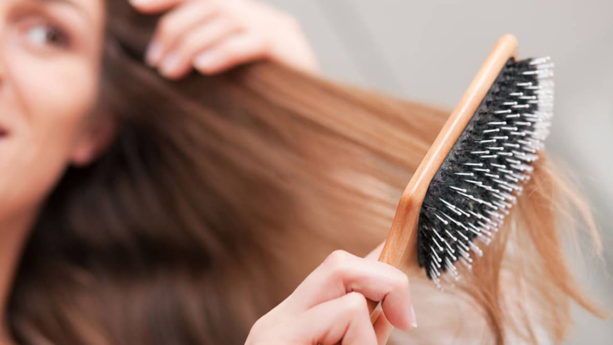 Caída del cabello: cuánto pelo es normal perder por día y cuándo vale la pena consultar con un dermatólogo