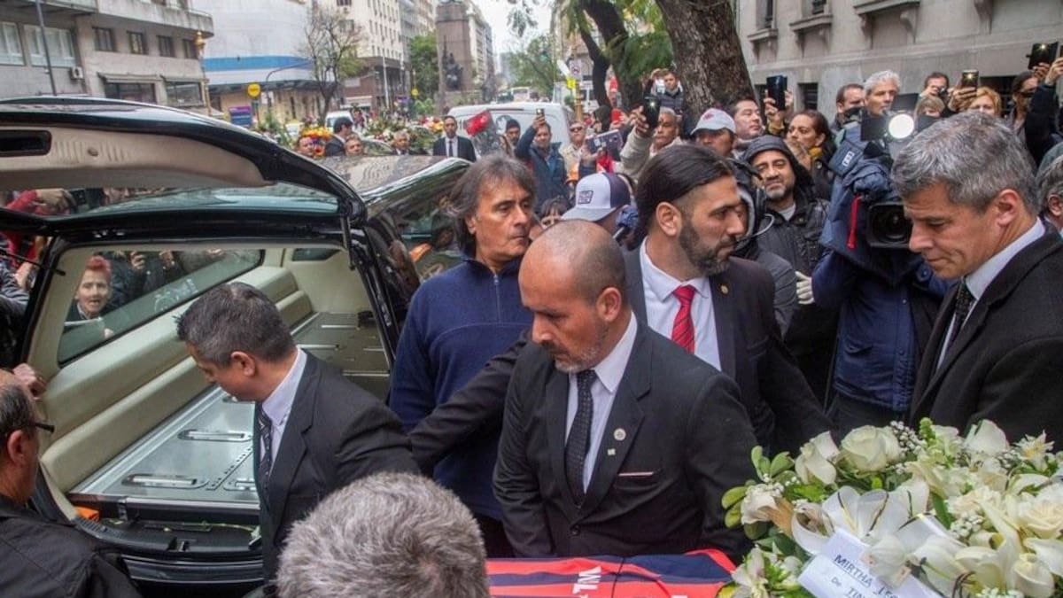 Último adiós a Cacho Castaña en la Legislatura y el cementerio de Pilar