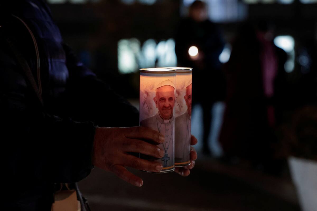 Cadena de oración en el hospital Gemelli de Roma por el Papa Francisco. Foto: REUTERS.