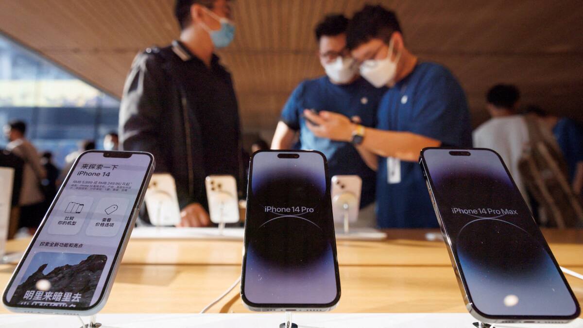 Caen las acciones de Apple por la prohibición de iPhones en China. Foto: Reuters.