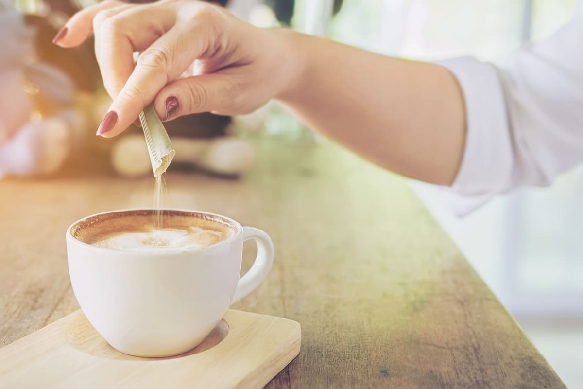 Café con azúcar. Foto: Freepik