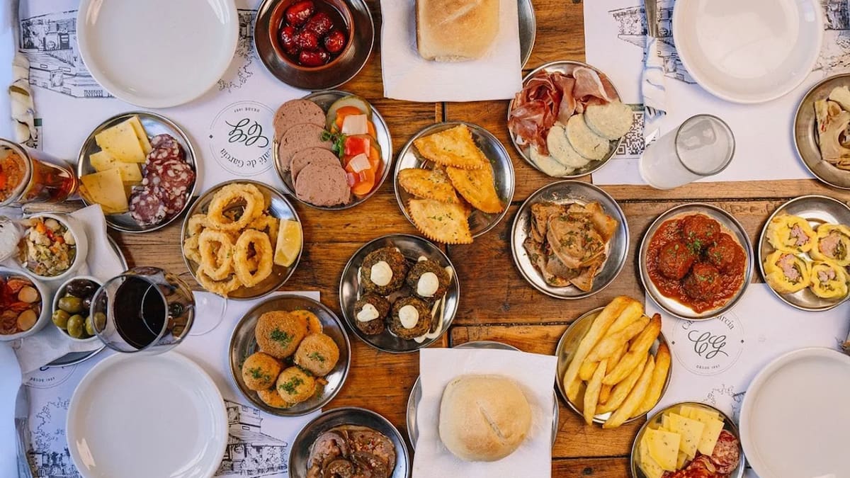 La picada de 19 platitos que enamoró a Diego Maradona: qué bar notable la vende y cuánto cuesta