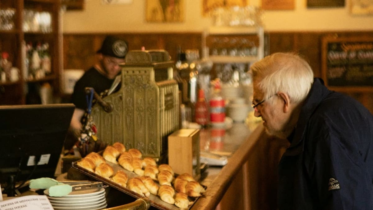 El favorito de Maradona: el café notable del “barrio más cool” de CABA con picadas legendarias y casi 100 años de historia