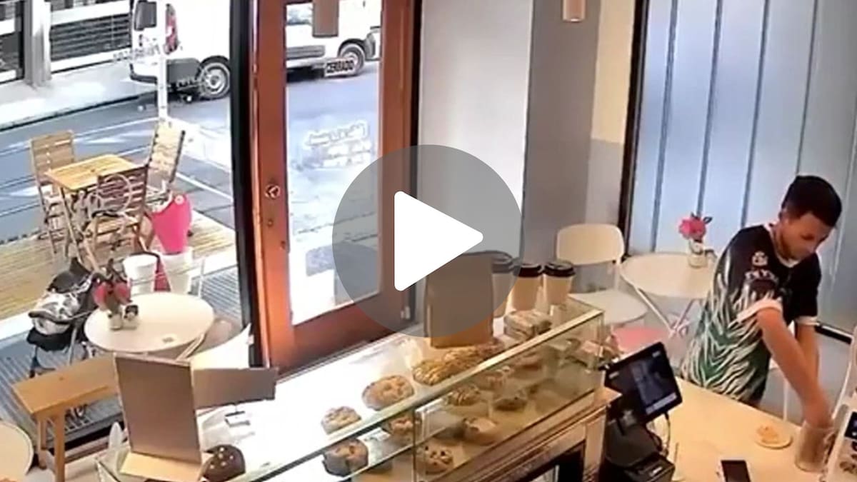 El hecho ocurrió en un local de la calle Amenábar al 3821 y quedó registrado por las cámaras de seguridad.