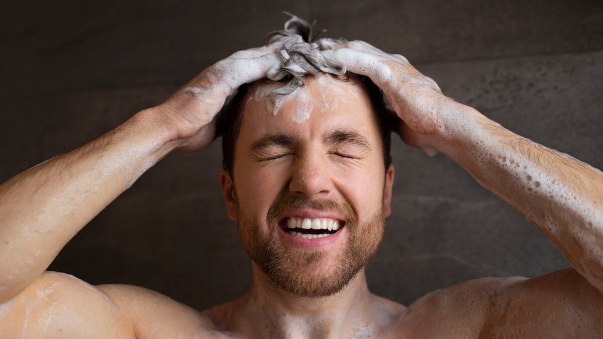 Ideal para combatir la caída del cabello: el shampoo anticaída que causa furor entre los hombres