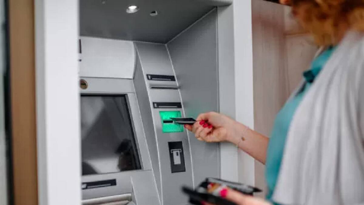 A partir de mayo se va a cobrar una comisión por extraer dinero de un banco que no sea el propio. Foto: Archivo.